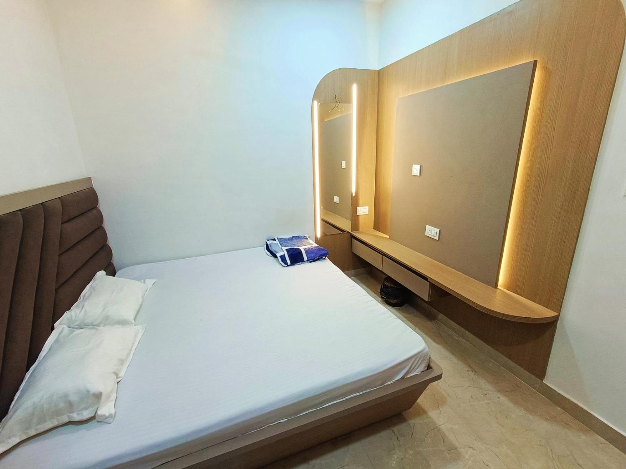 Hotel Shri Radha Rani Kripa Dham Mathura Esterno foto
