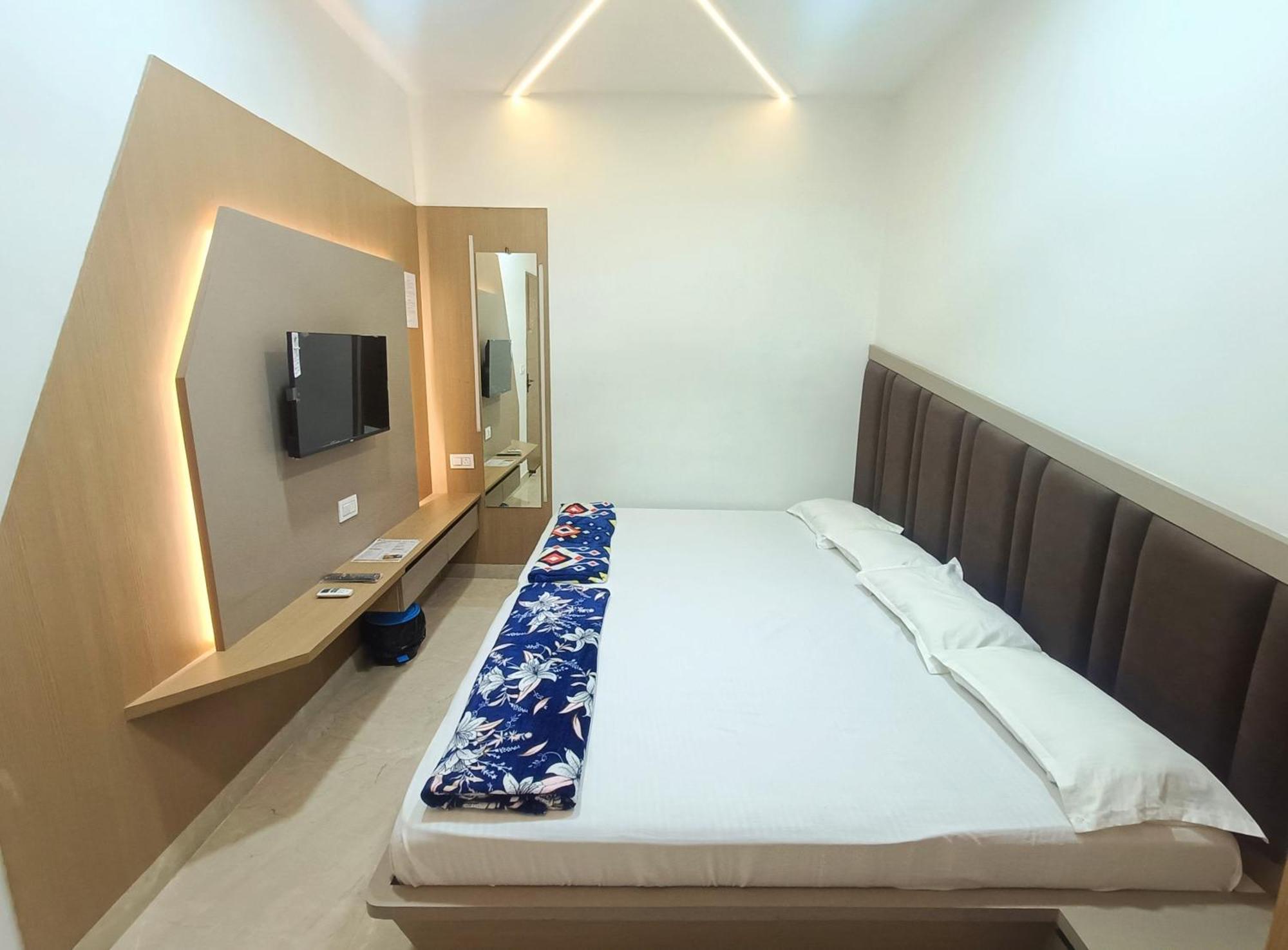 Hotel Shri Radha Rani Kripa Dham Mathura Esterno foto