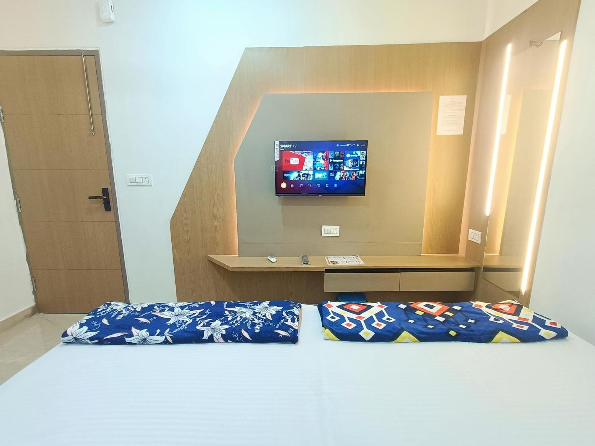Hotel Shri Radha Rani Kripa Dham Mathura Esterno foto